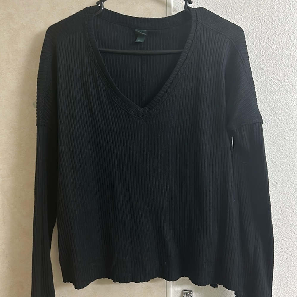 V neckline long sleeve crop top